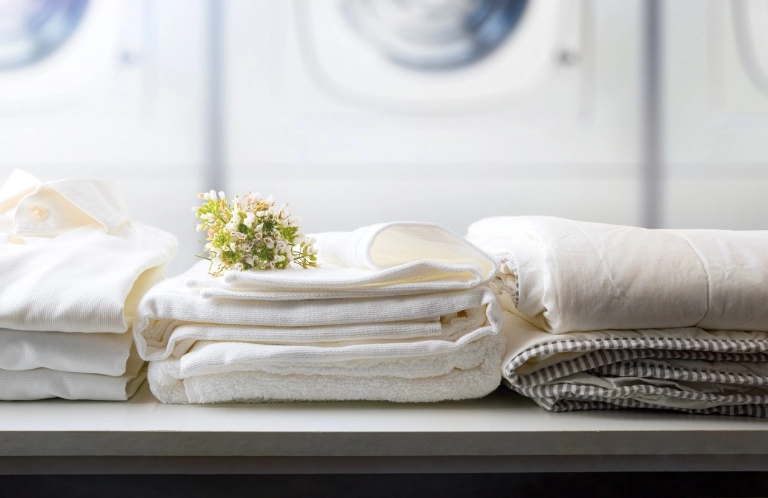 złożone ręczniki w pralni