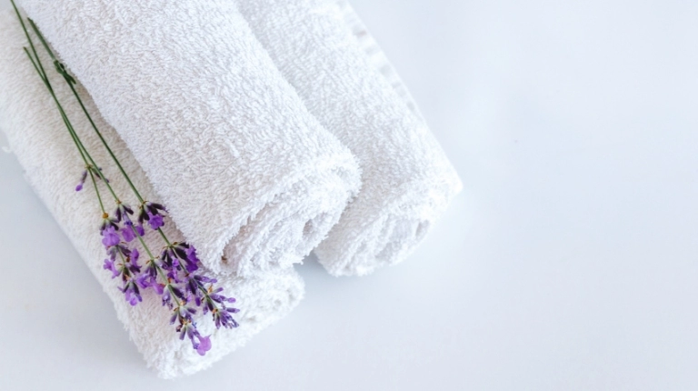 fioletowe kwiatki i biały ręcznik
